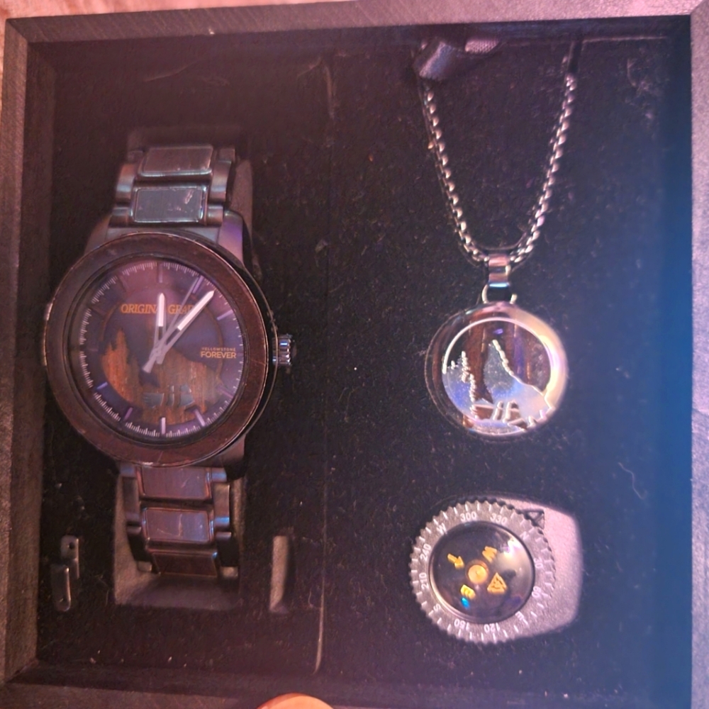 Original Grain. Yellowstone Wolf Watch